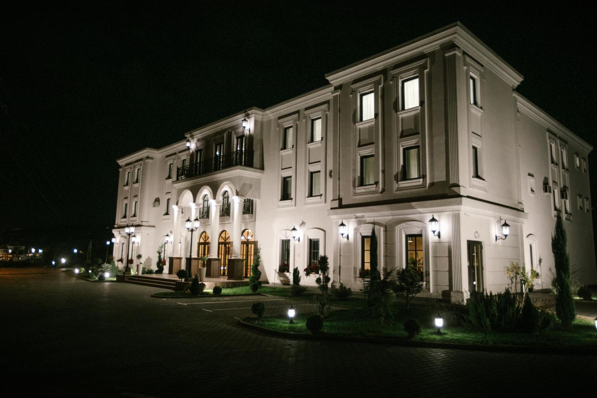 Hotel Beli Dvor Cacak Luaran gambar