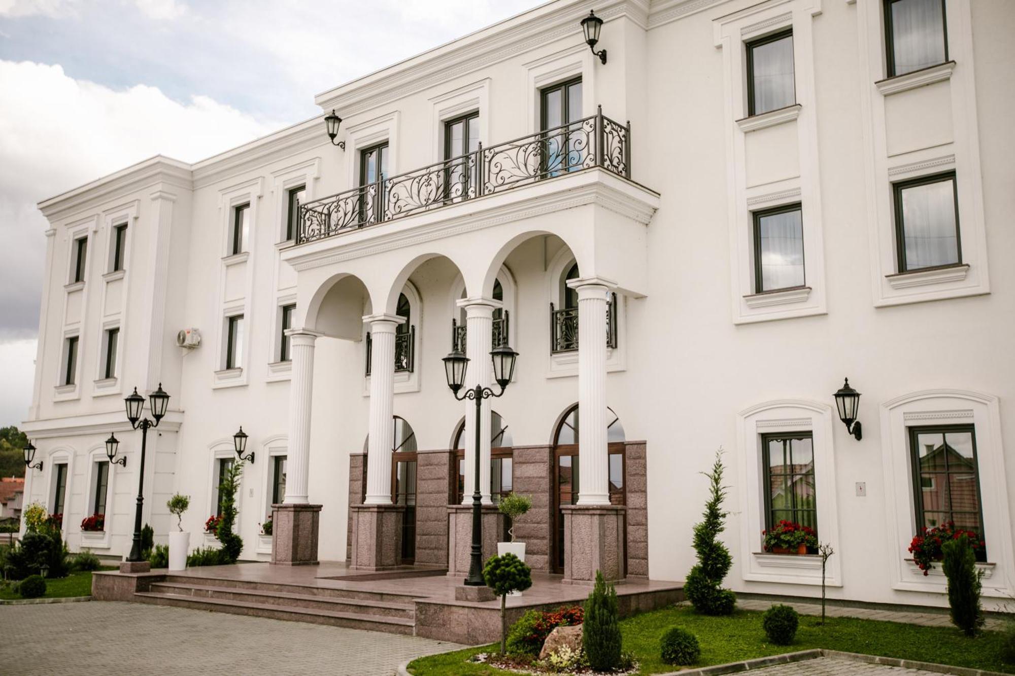 Hotel Beli Dvor Cacak Luaran gambar